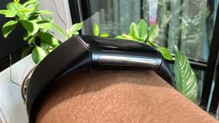Fitbit Charge 5 har ovala sensorer på varje sida.