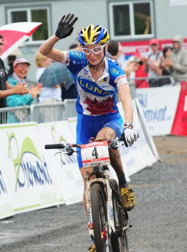 Catherine Pendrel (Luna Women's MTB) finishing third.