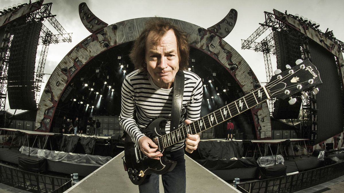 Гитарист ас дс. AC DC Angus young 2021. Гитары группы АС ДС. Angus young 2020. Гитарист рок группы.