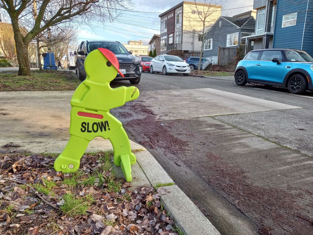 Moto G Play (2023), a caution sign on a sidewalk
