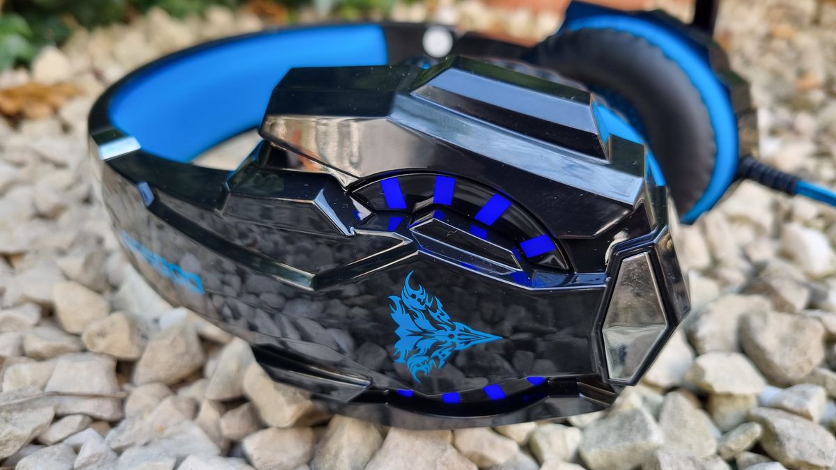 The Bengoo G9000 gaming headset on white gravel