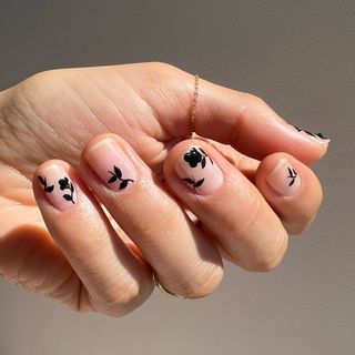 @betina_goldstein schwarze florale Nagelkunst