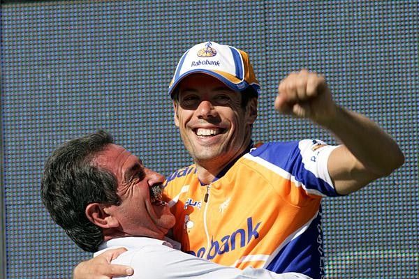 Oscar Freire (Rabobank) gets some love from the President of Cantabria, Miguel Angel Revilla