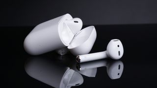 Los AirPods de Apple con un auricular fuera del estuche de carga