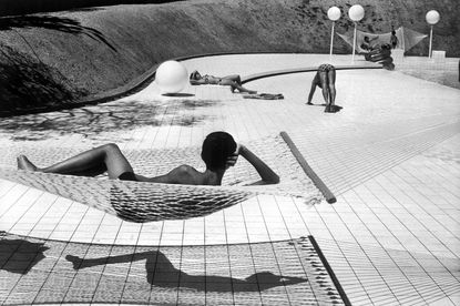 Piscine conçue par Alain Capeillères, Le Brusc, 1976, by Martine Franck.