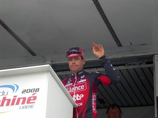 Cadel Evans salutes his French fans as he signs on.