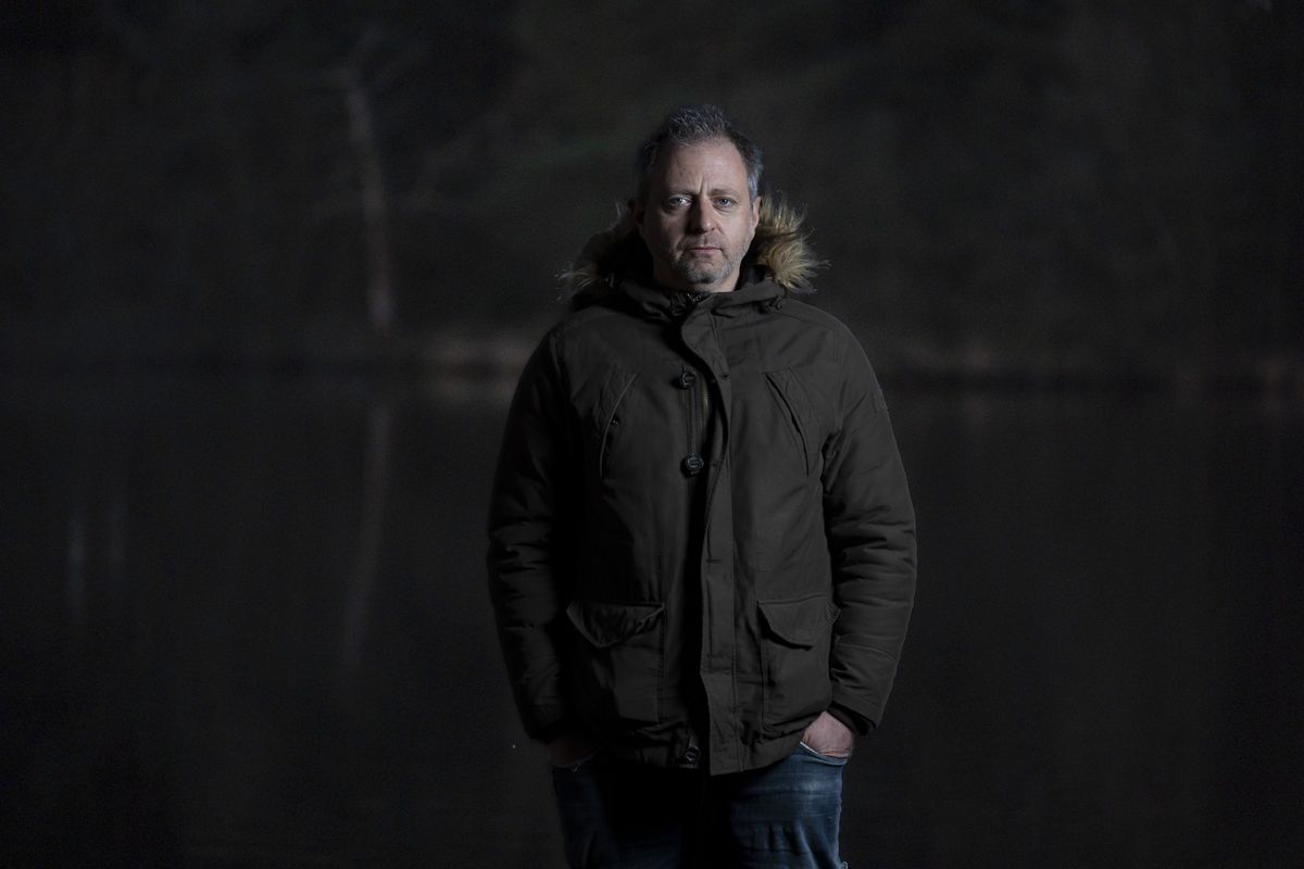 Flash portrait with the A9 III at first light &ndash; the background has been brightened by 4EV