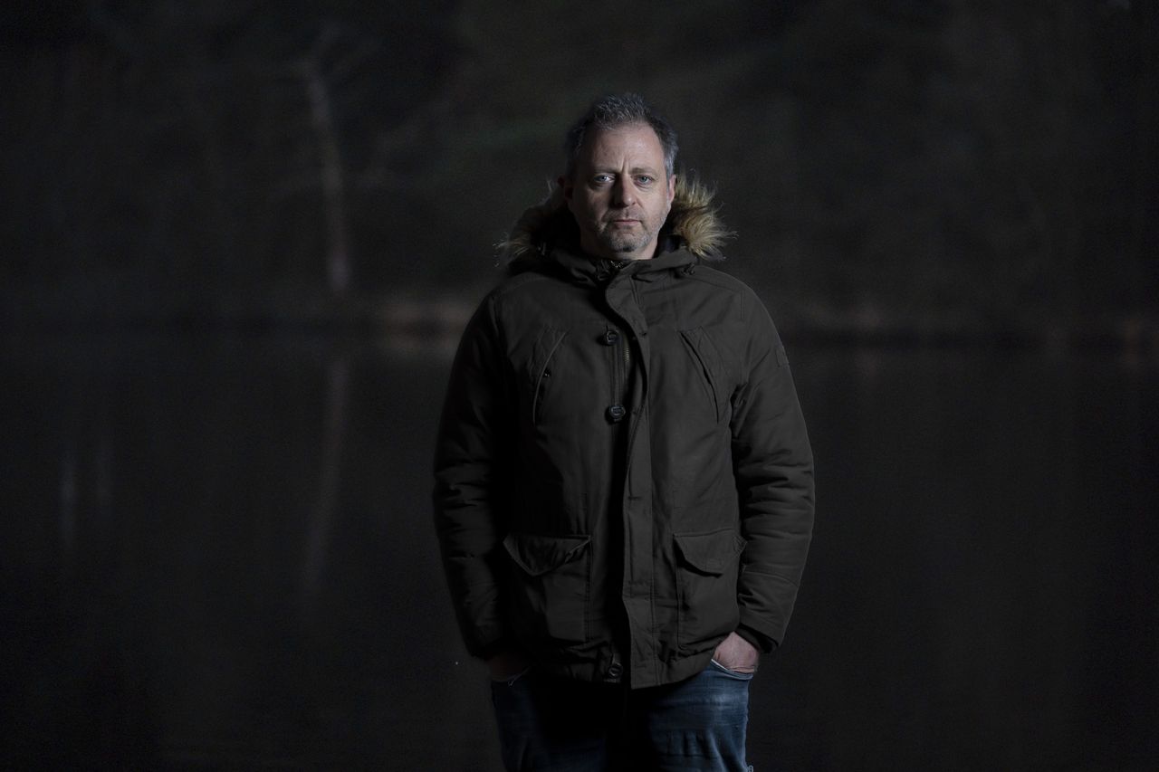 Flash portrait with the A9 III at first light &ndash; the background has been brightened by 4EV