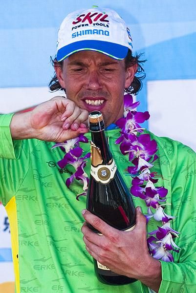 Now Kenny, you have done this enough times: Sprint Champion of the tour Kenny 'The Hummer' Van Hummel (Skil Shimano) finds the last bottle of the tour a little more difficult to open than previous ones.