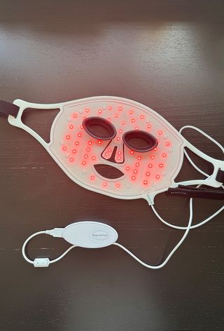 Ulasan masker LED Beauty Pie