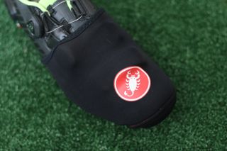 Image shows Castelli's Toe Thingy 2 on a rider's cycling shoes.