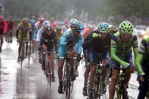Paolo Savoldelli (Astana) discusses tactics.