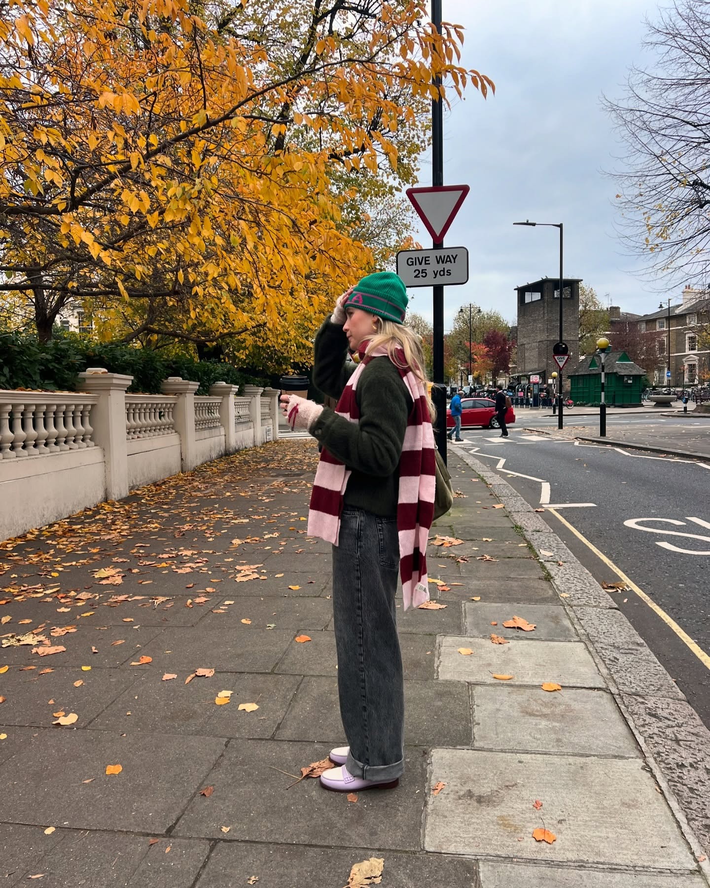 Fashion person Elinor Charlotte wears a winter jeans outfit 2025.