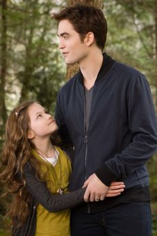 Robert Pattinson & Makenzie Foy in Twilight Breaking Dawn: Part 2