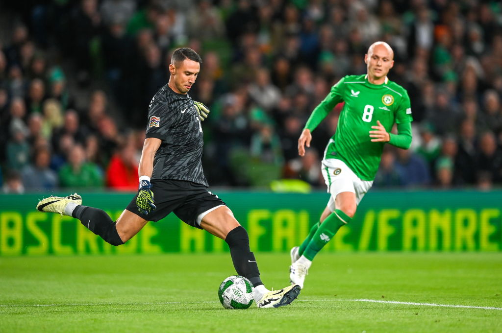 El portero griego Odysseas Vlachodimos en acción contra Will Smallbone de la República de Irlanda durante el partido del Grupo 2 de la Liga de Naciones de la UEFA entre la República de Irlanda y Grecia en el Estadio Aviva de Dublín.