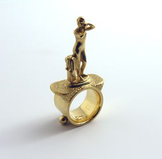 Muse ring in gold, by Ted Noten.