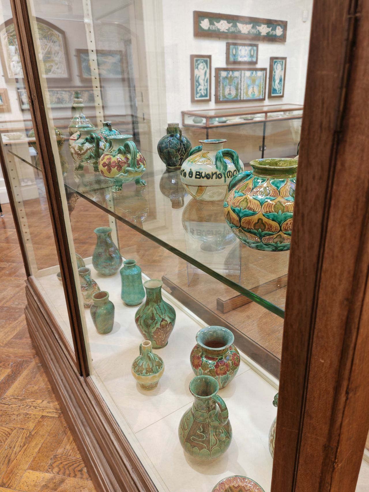 Honor Magic V2 sample photo showing Williamson Art Gallery &amp; Museum exhibit of pottery at 1x zoom