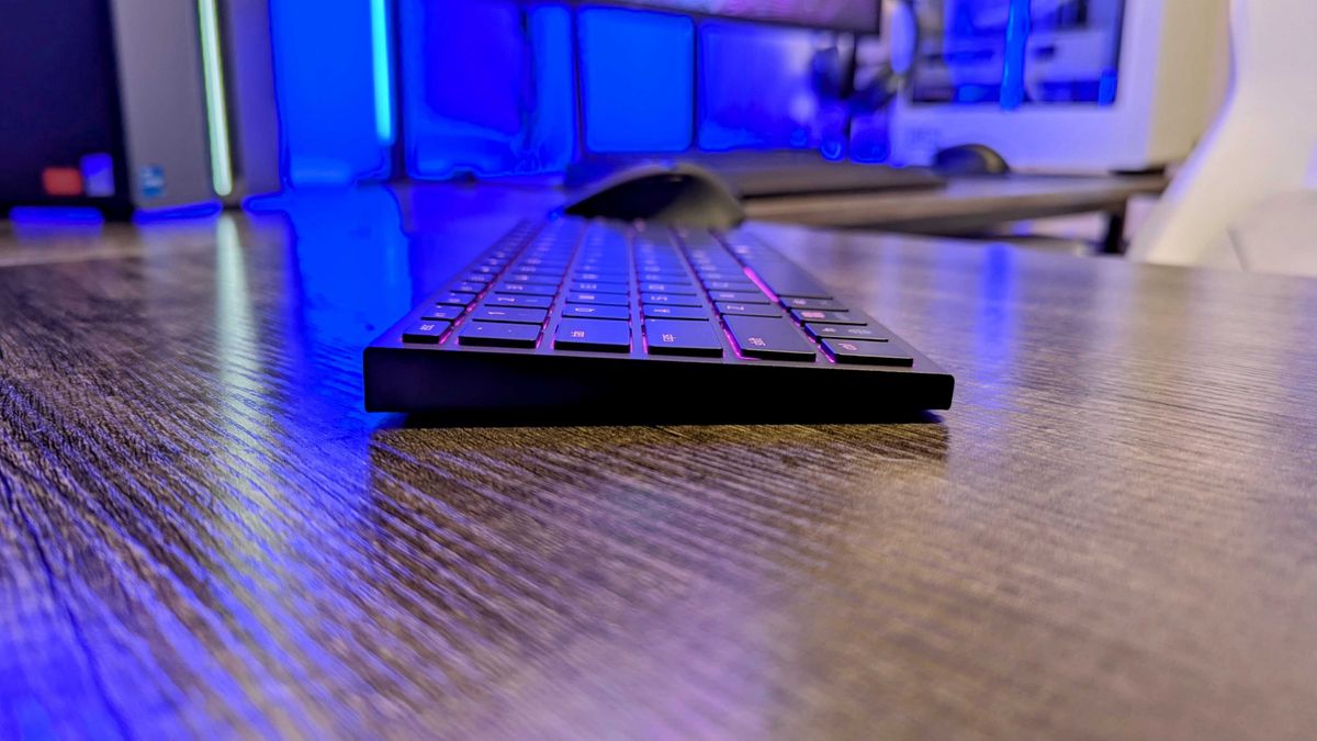Image of the Razer Basilisk Mobile wireless mouse and Razer Joro wireless keyboard.