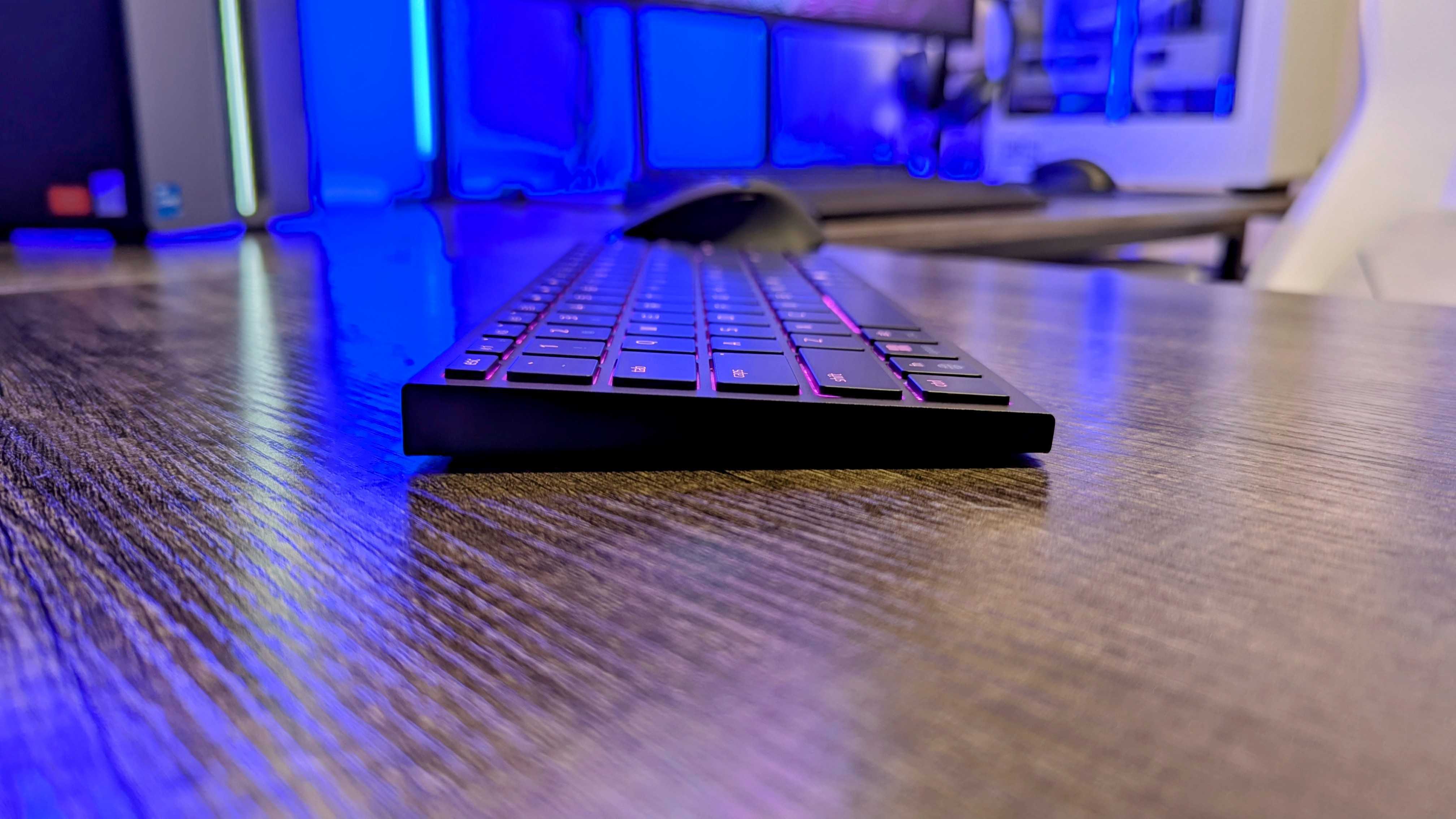 Image of the Razer Basilisk Mobile wireless mouse and Razer Joro wireless keyboard.
