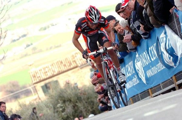 Spaniard Joaqu&iacute;m Rodr&iacute;guez (Caisse d'Epargne) powers up the climb.