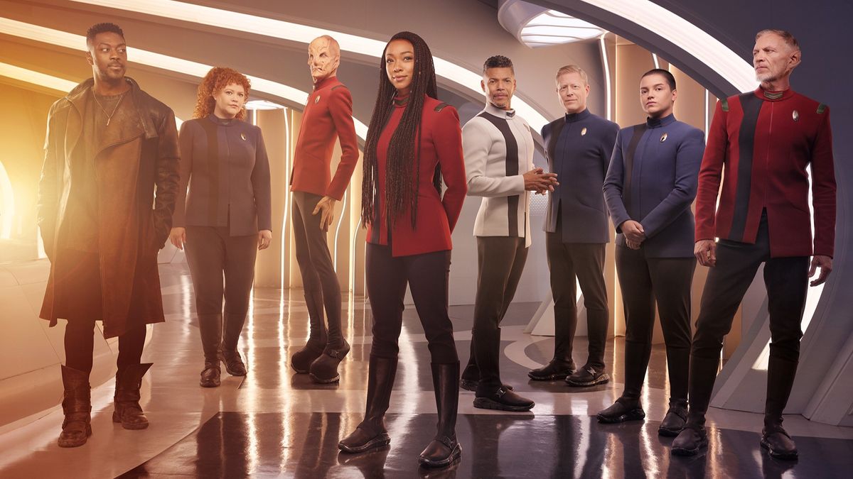 David Ajala, Mary Wiseman, Doug Jones, Sonequa Martin-Green, Wilson Cruz, Blu Del Barrio and Callum Keith Rennie in Star Trek: Discovery