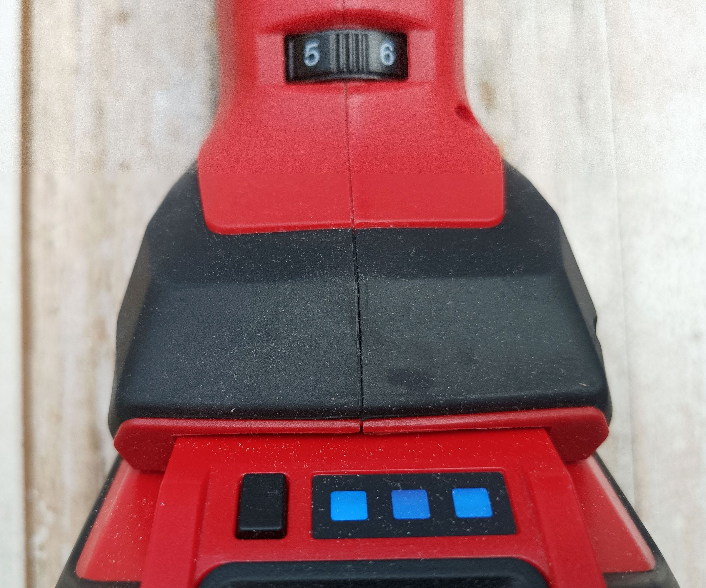 Close up of Einhell multitool speed dial and battery indicator lights