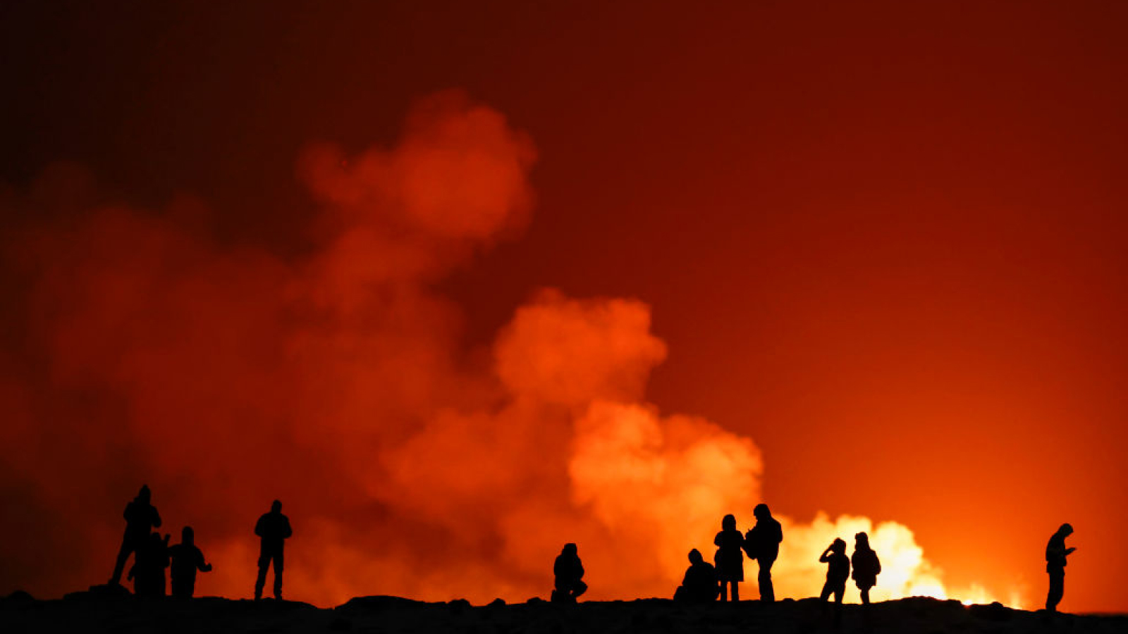 Breathtaking photos show wall of lava erupting from volcano on Iceland ...