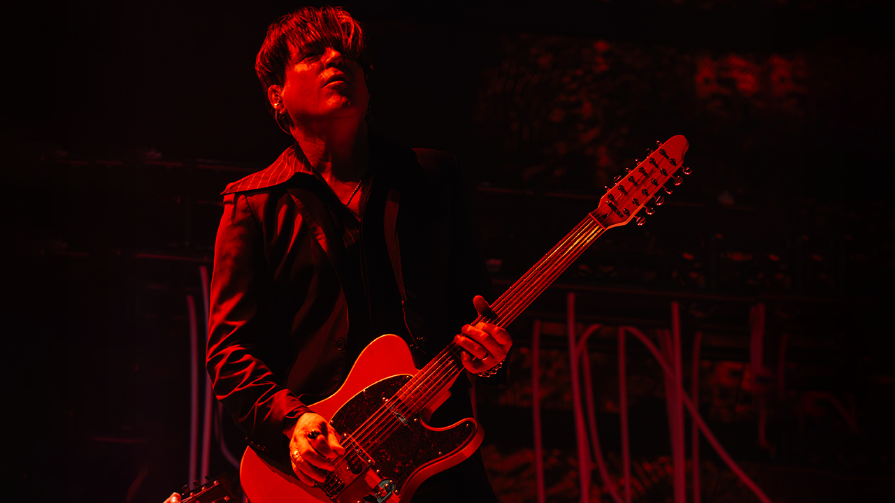 Troy Van Leeuwen and his Fender Paranormal XII