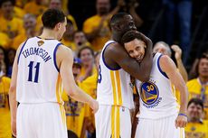 Members of the Golden State Warriors celebrate their win.
