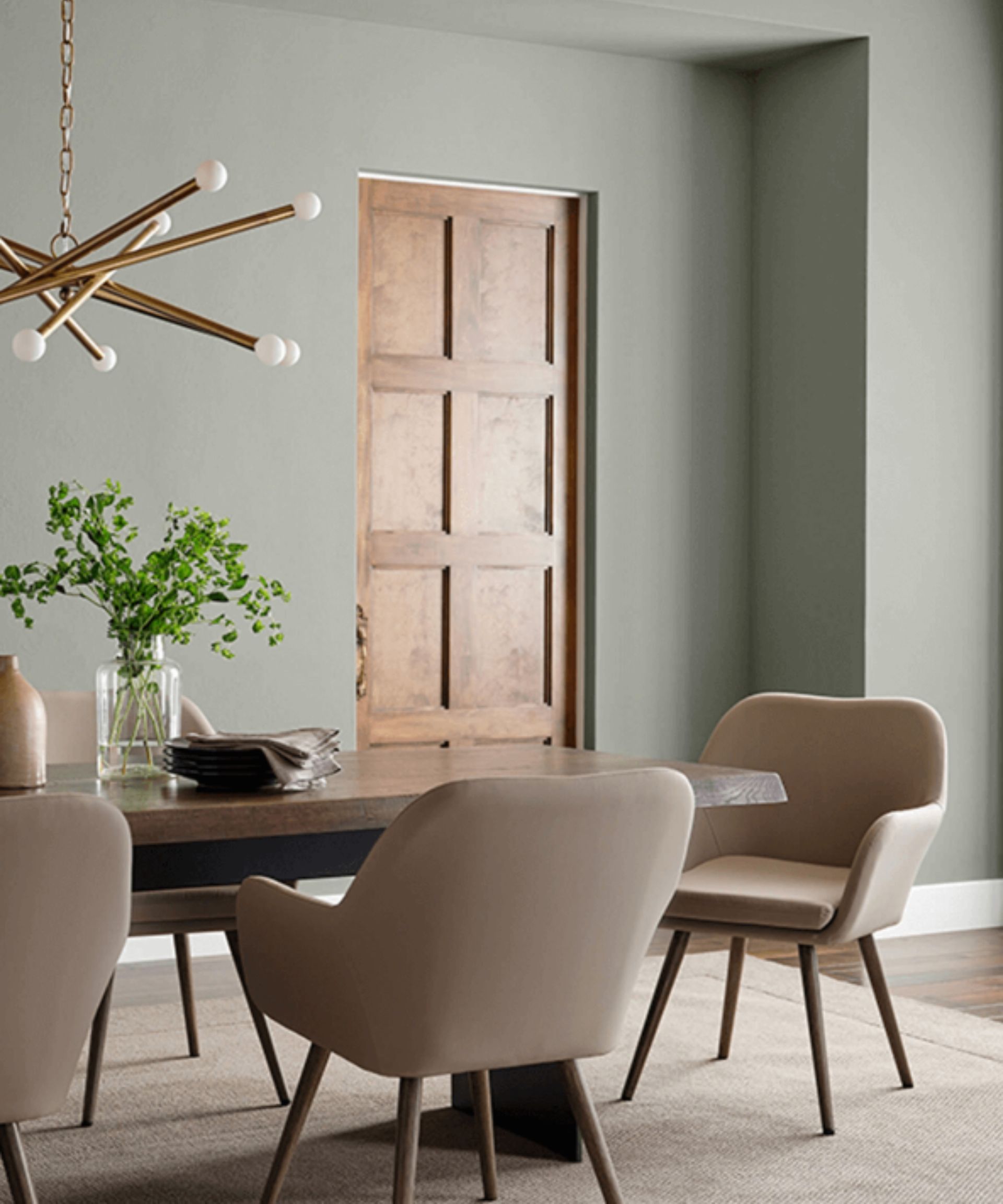 Dinding hijau dengan meja makan dan kursi