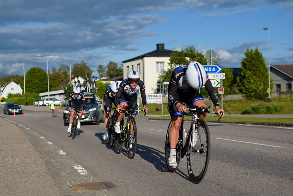 Hitec Products on the charge at the 42,5 km team time trial of the UCI Women's World Tour's 2016 Crescent V&aring;rg&aring;rda Team Time Trial