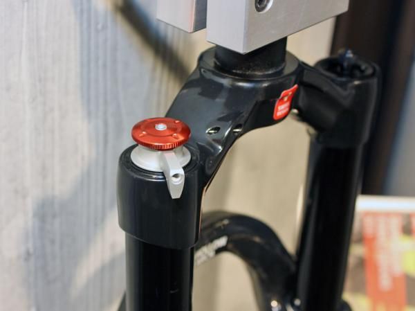 Single-shot dampers can also be retrofitted with handlebar remotes if desired.