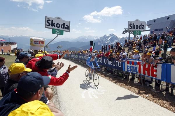 The tifosi help a Colnago_CSF Inox rider make it to the top.