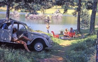 Citroën 2CV parked at family picnic