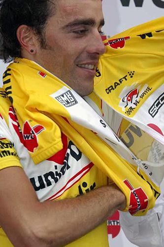 Koldo Gil (Saunier Duval) puts on the jersey
