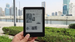 En Amazon Kindle 2019 mot en stadsbakgrund