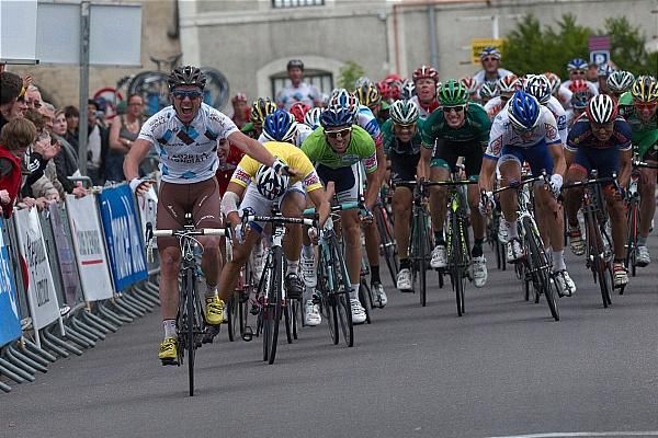Up go the arms for S&eacute;bastien Hinault (AG2R La Mondiale)