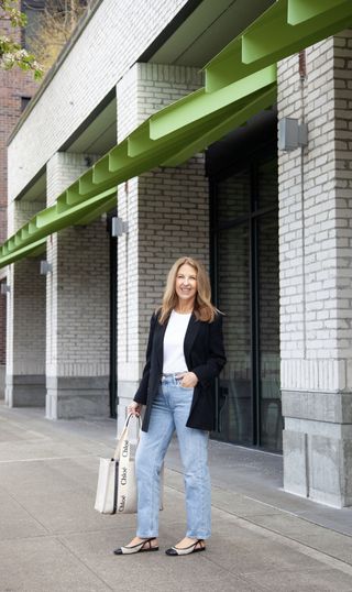 Sandy Kozsarek wears ballet flats.