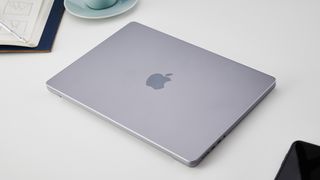 MacBook Pro 14" liggende på et bord.