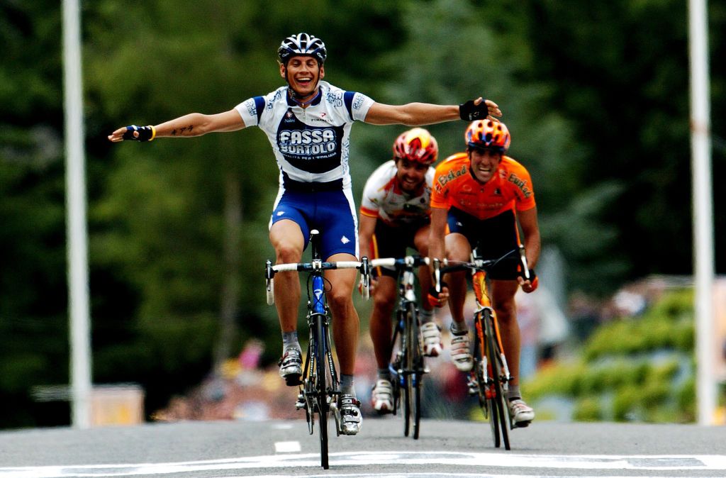 Filippo Pozzato wins at Saint-Brieuc on the 2004 Tour de France.