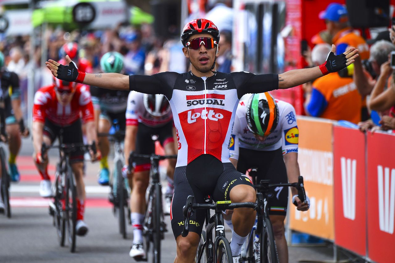 Caleb Ewan wins stage 4