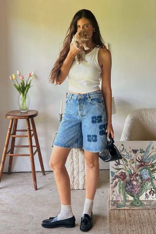 @harliebriggsart_ wearing jorts