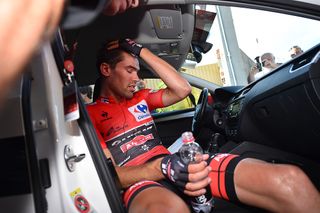 A disappointed Tom Dumoulin rests in the team car after stage 20.