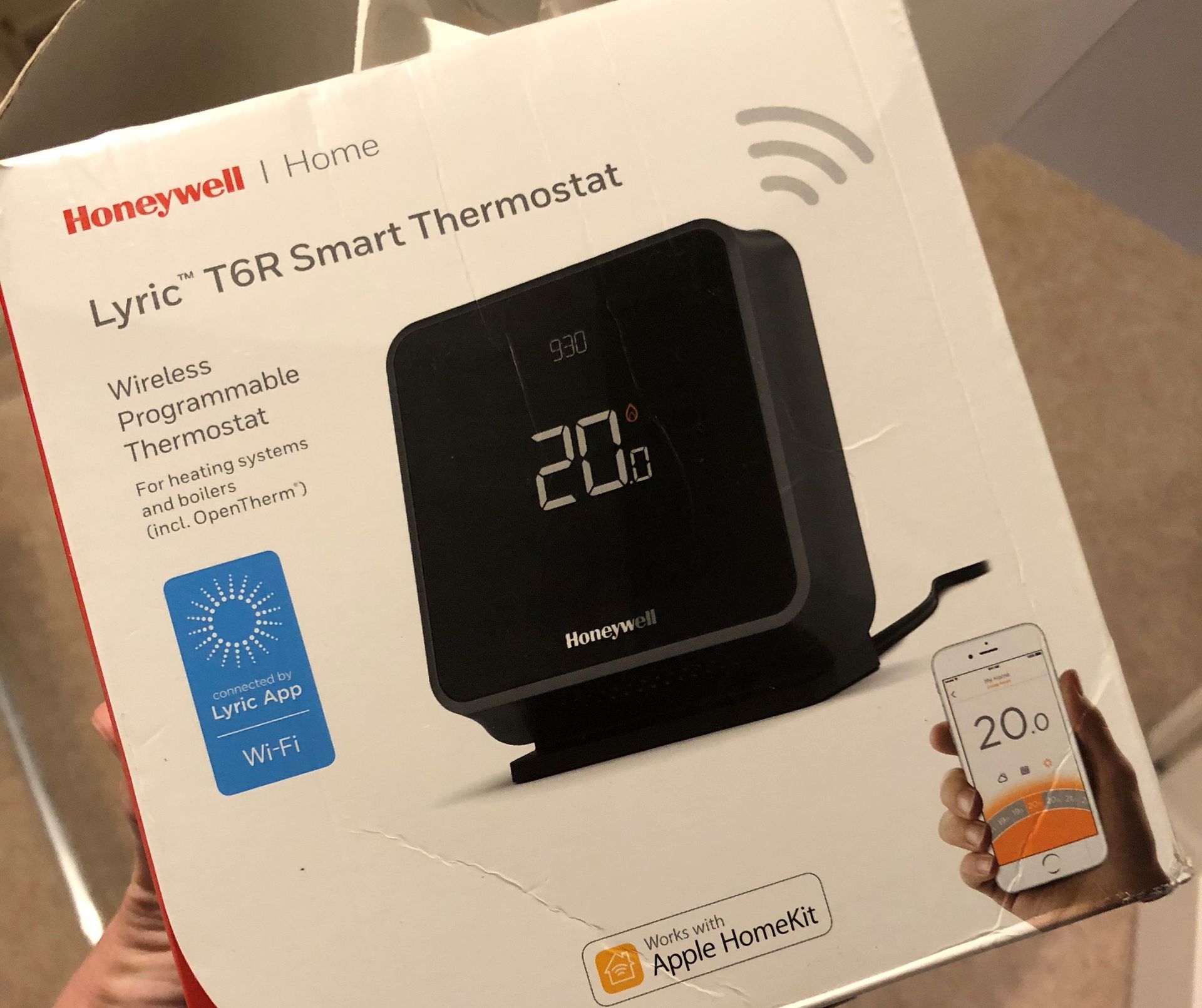 Honeywell Lyric T6R smart thermostat that works great with Apple HomeKit T3