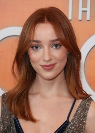 Phoebe Dynevor asiste a una proyección de 