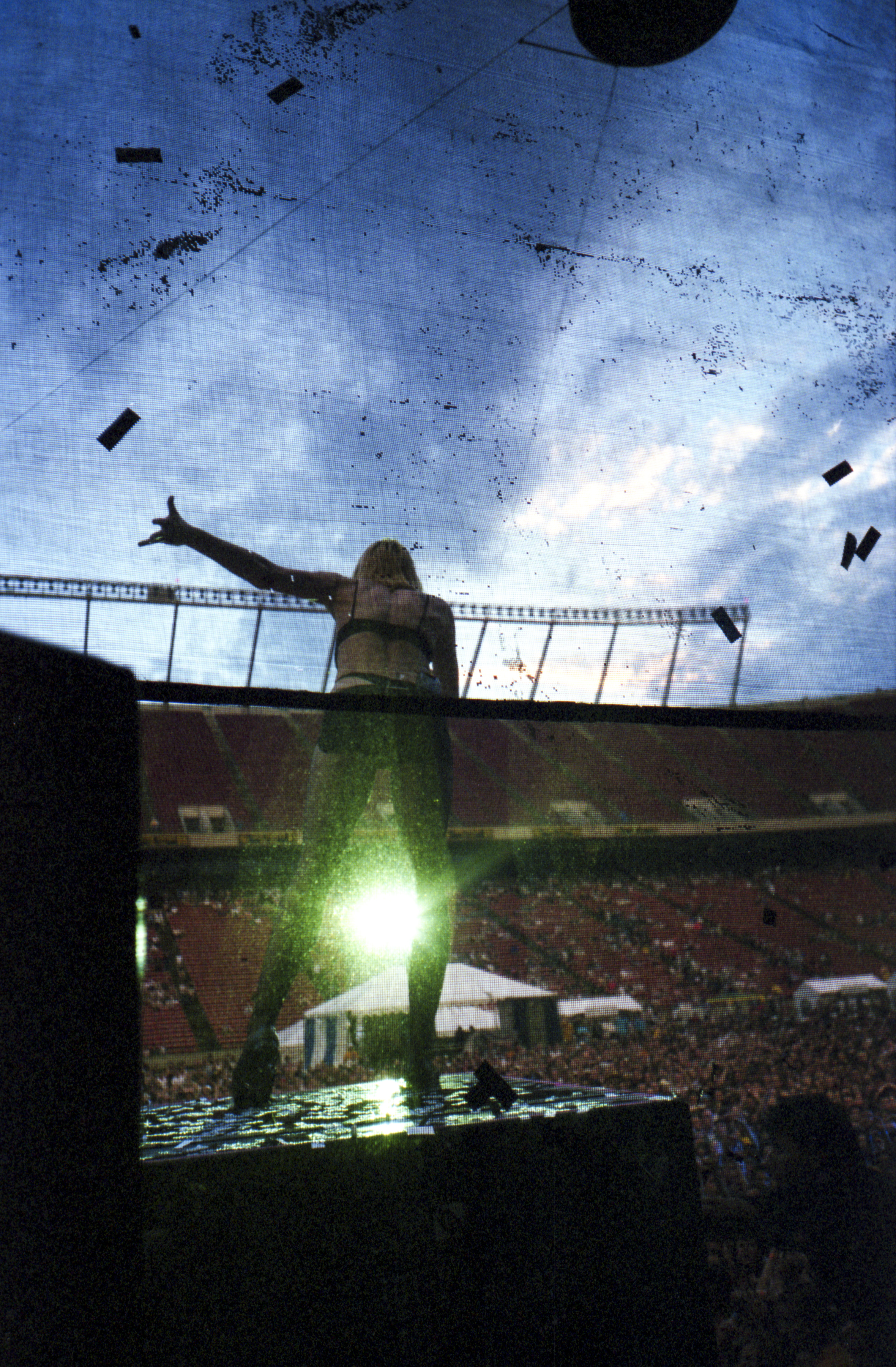Courtney Commands Canadian Crowd, Edmonton, Canada, 1999