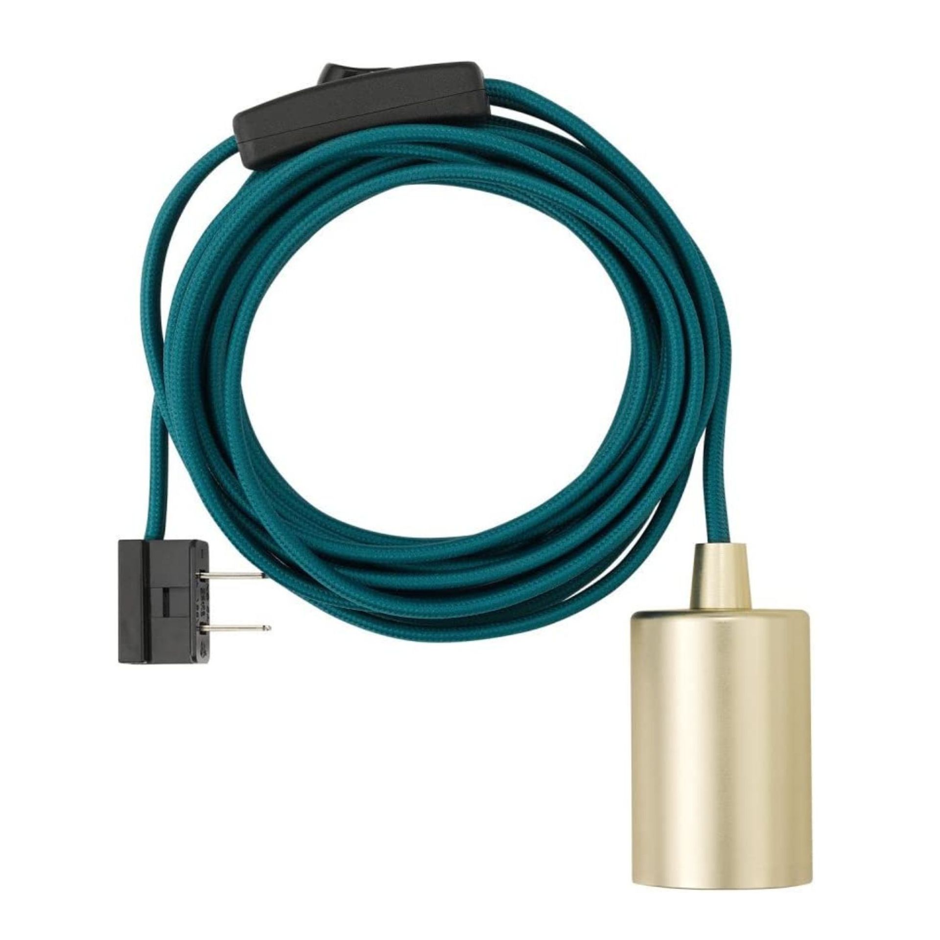 Lampu gantung emas pada kabel hijau