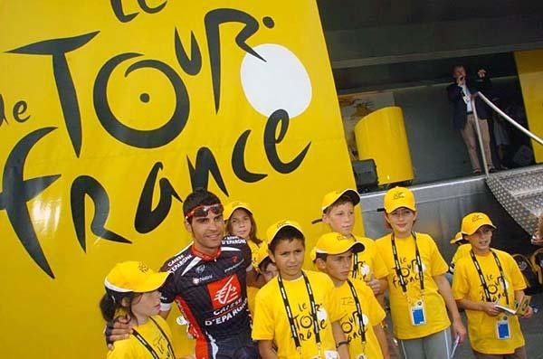 Pereiro poses with kids for a moment they won't forget.