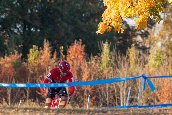 Cody Kizer (LangeTwins/Specialized) chasing the leaders