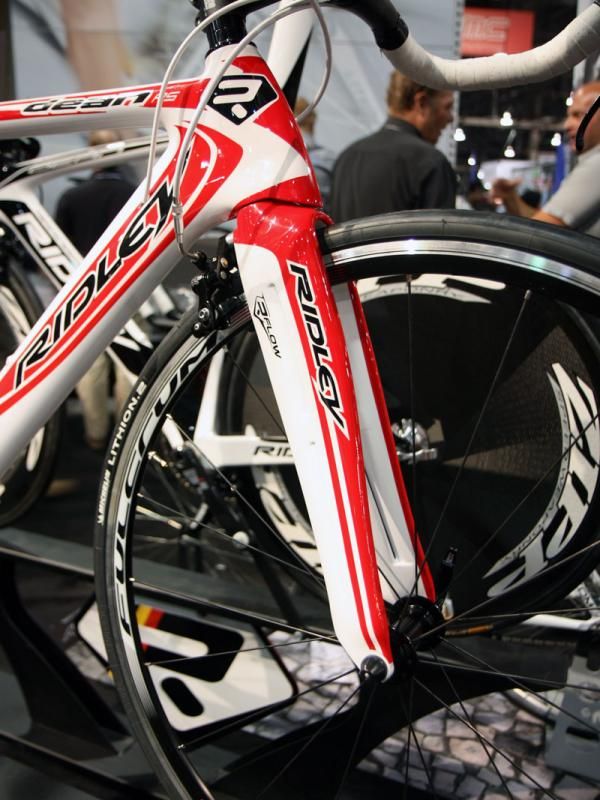 The Ridley Dean RS uses the same full-carbon monocoque R-Flow Jetfoil fork as on the full-blown Dean.